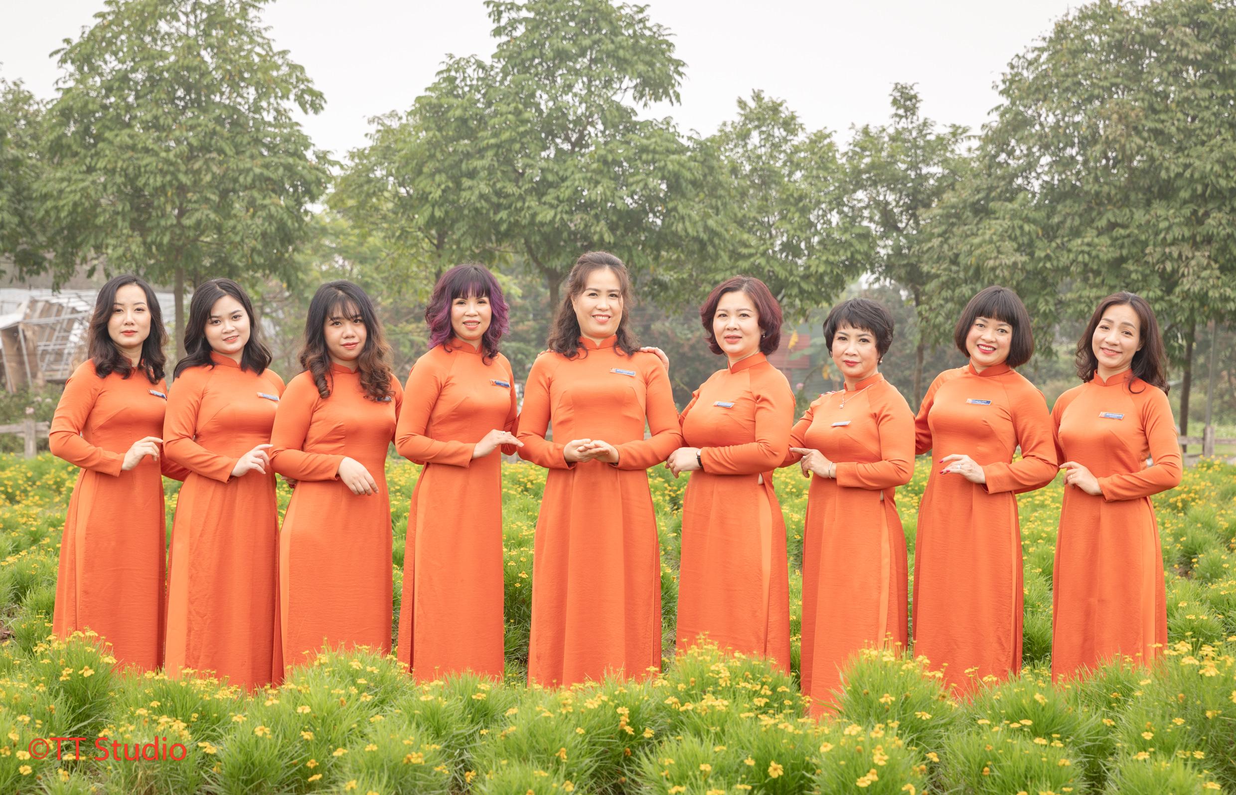 Tạo dáng chụp ảnh nhóm đẹp áo dài cam đẹp