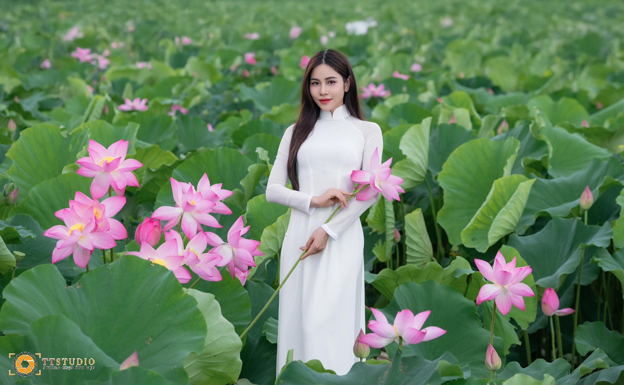 Ảnh sen với áo dài