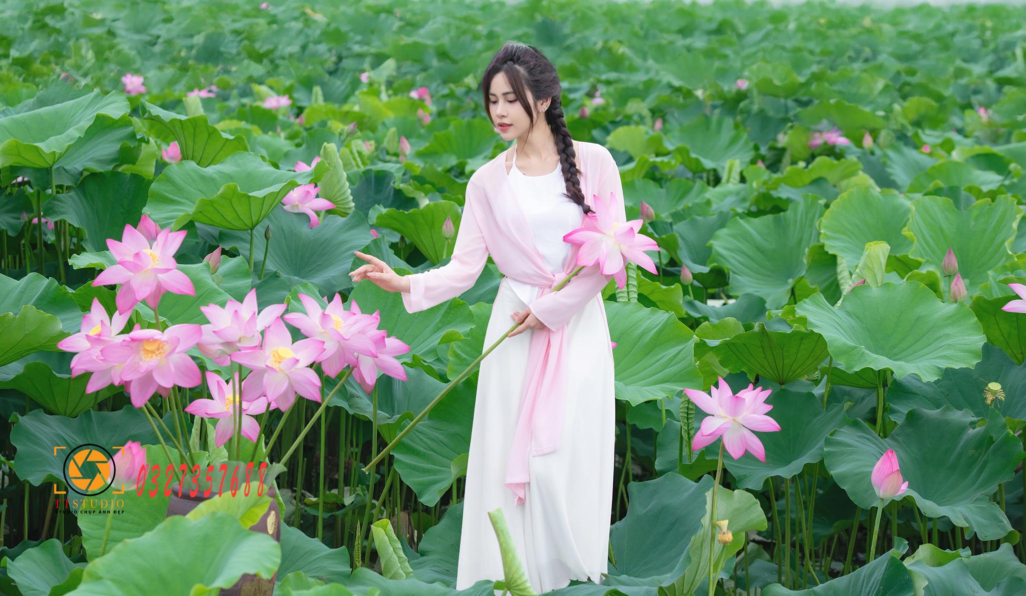 Ảnh sen với áo dài tứ thân