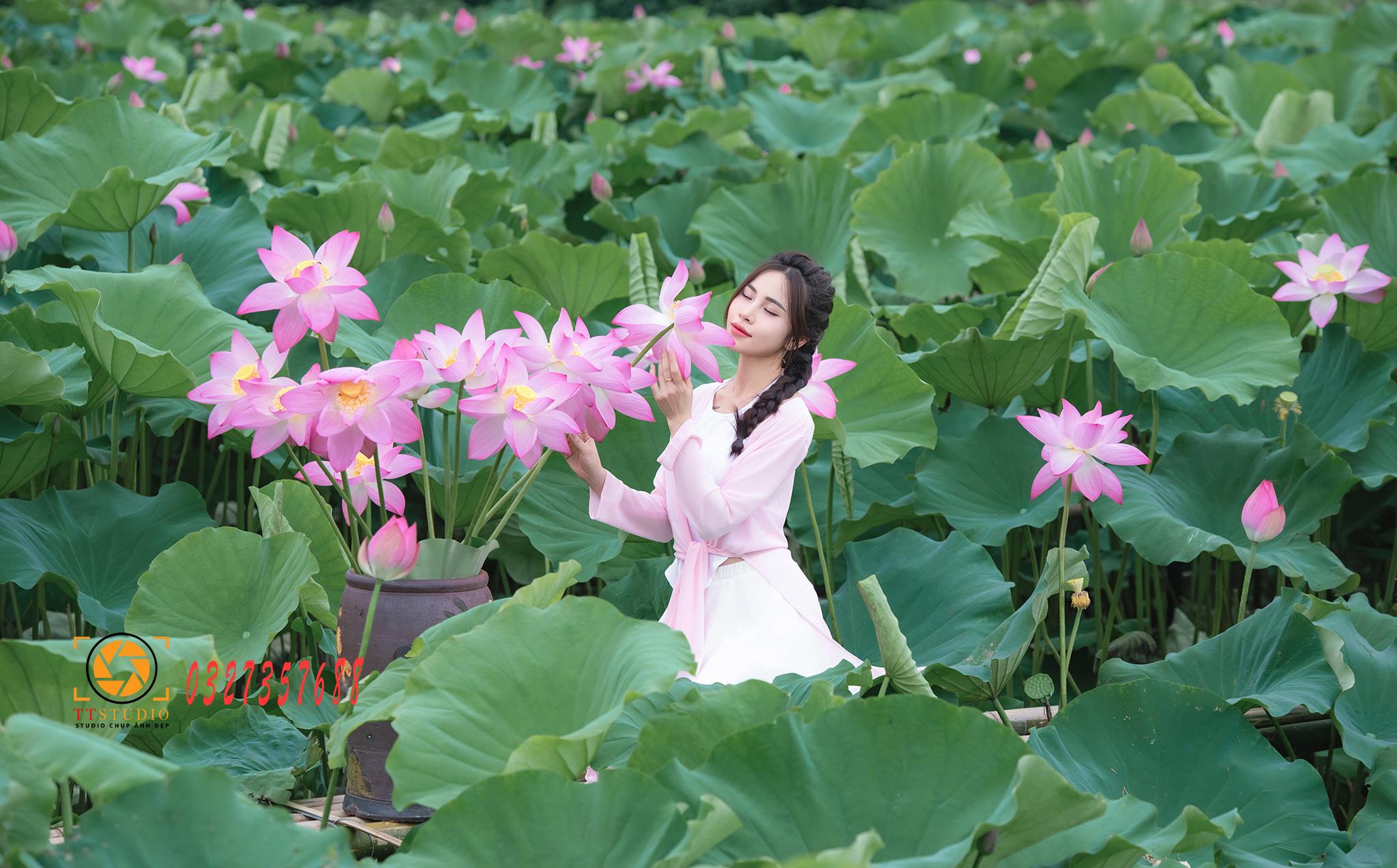 Ảnh sen với áo dài tứ thân