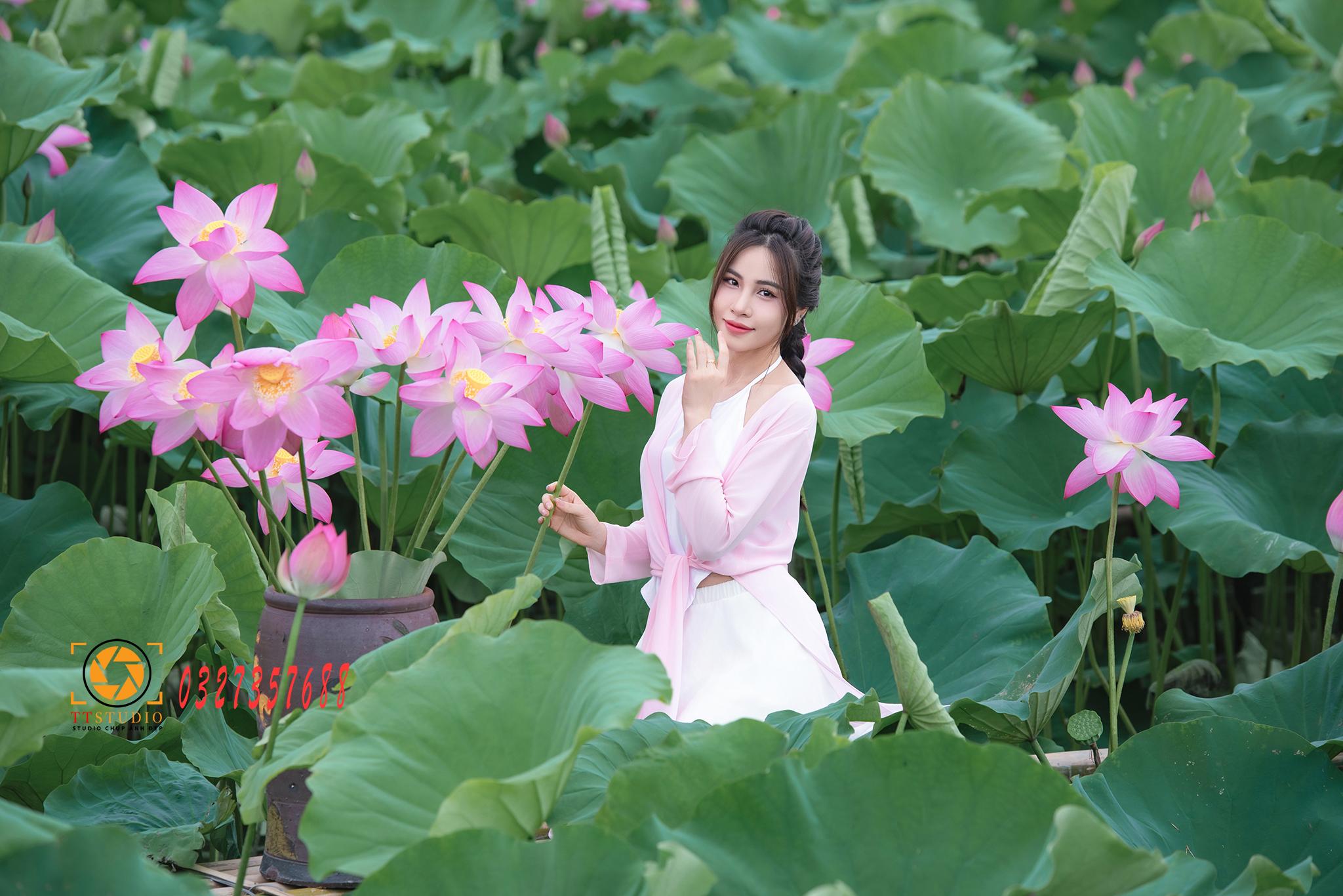 Ảnh sen với áo dài tứ thân