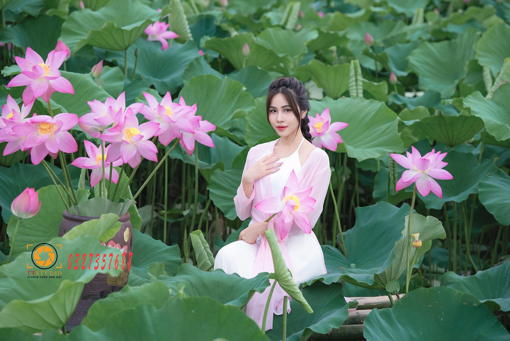 Ảnh sen với áo dài tứ thân