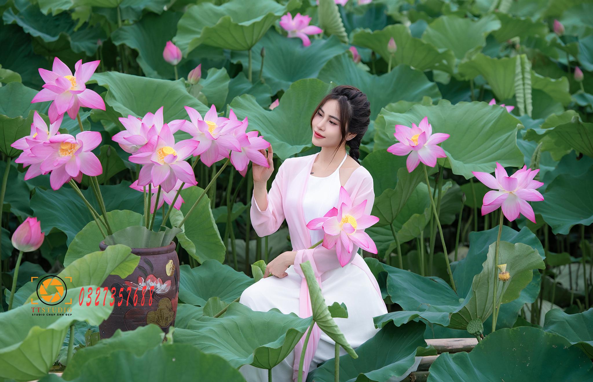 Ảnh sen với áo dài tứ thân