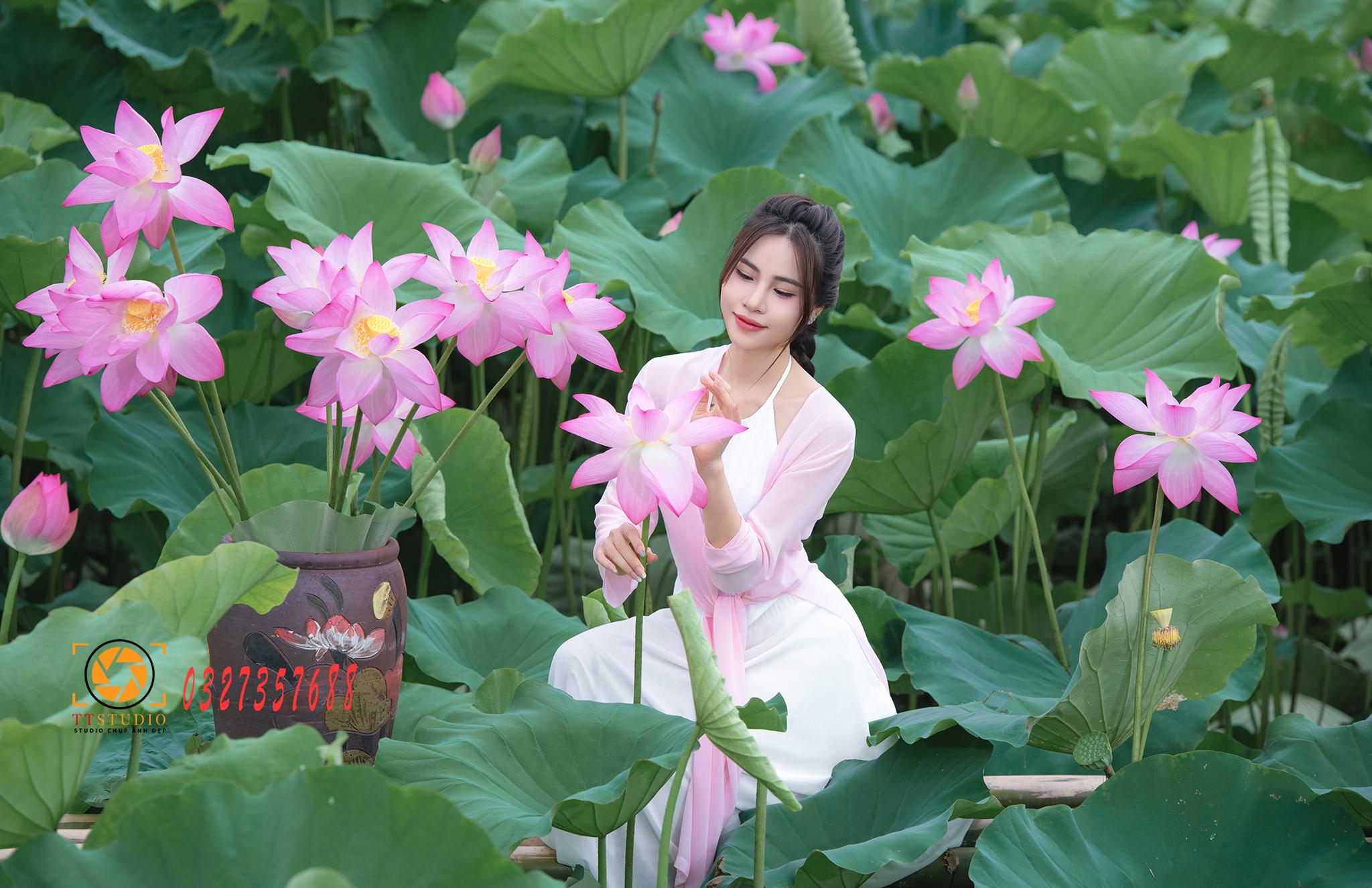 Ảnh sen với áo dài tứ thân
