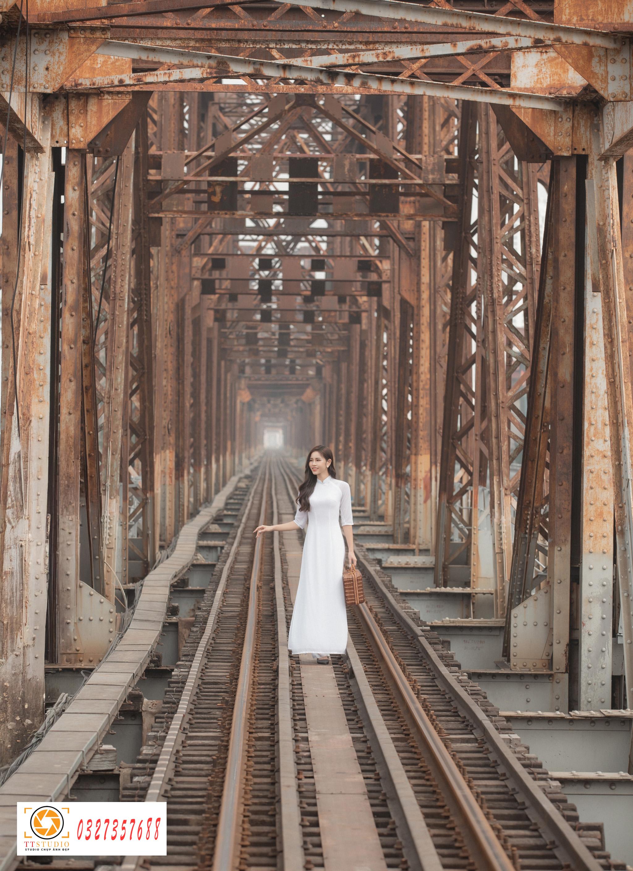 Chụp ảnh áo dài cầu long biên