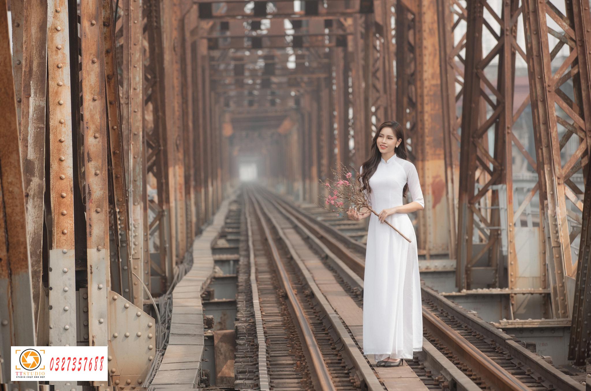 Chụp ảnh áo dài cầu Long Biên