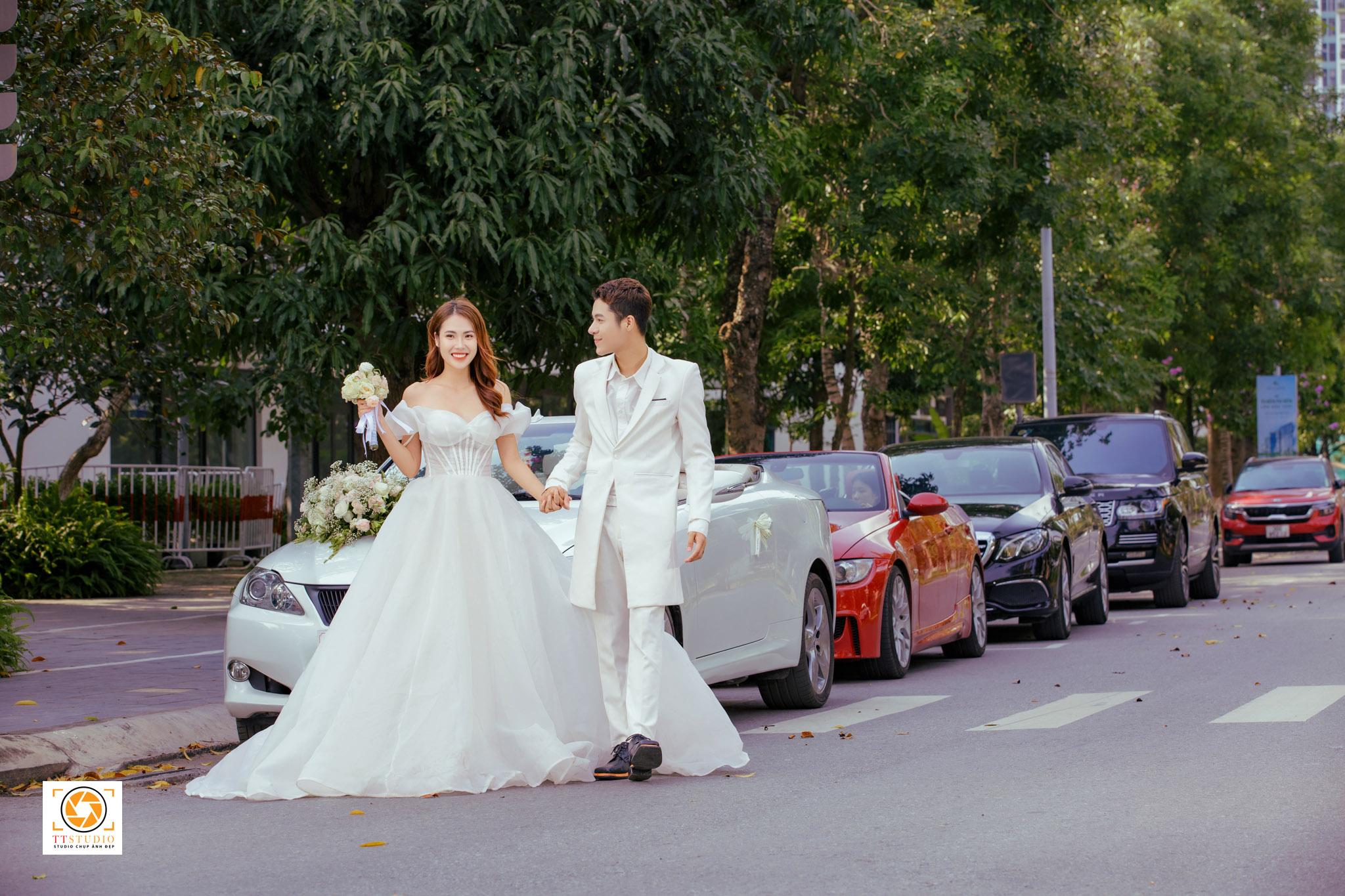 Ảnh cưới hiện đại với xe Mui Trần