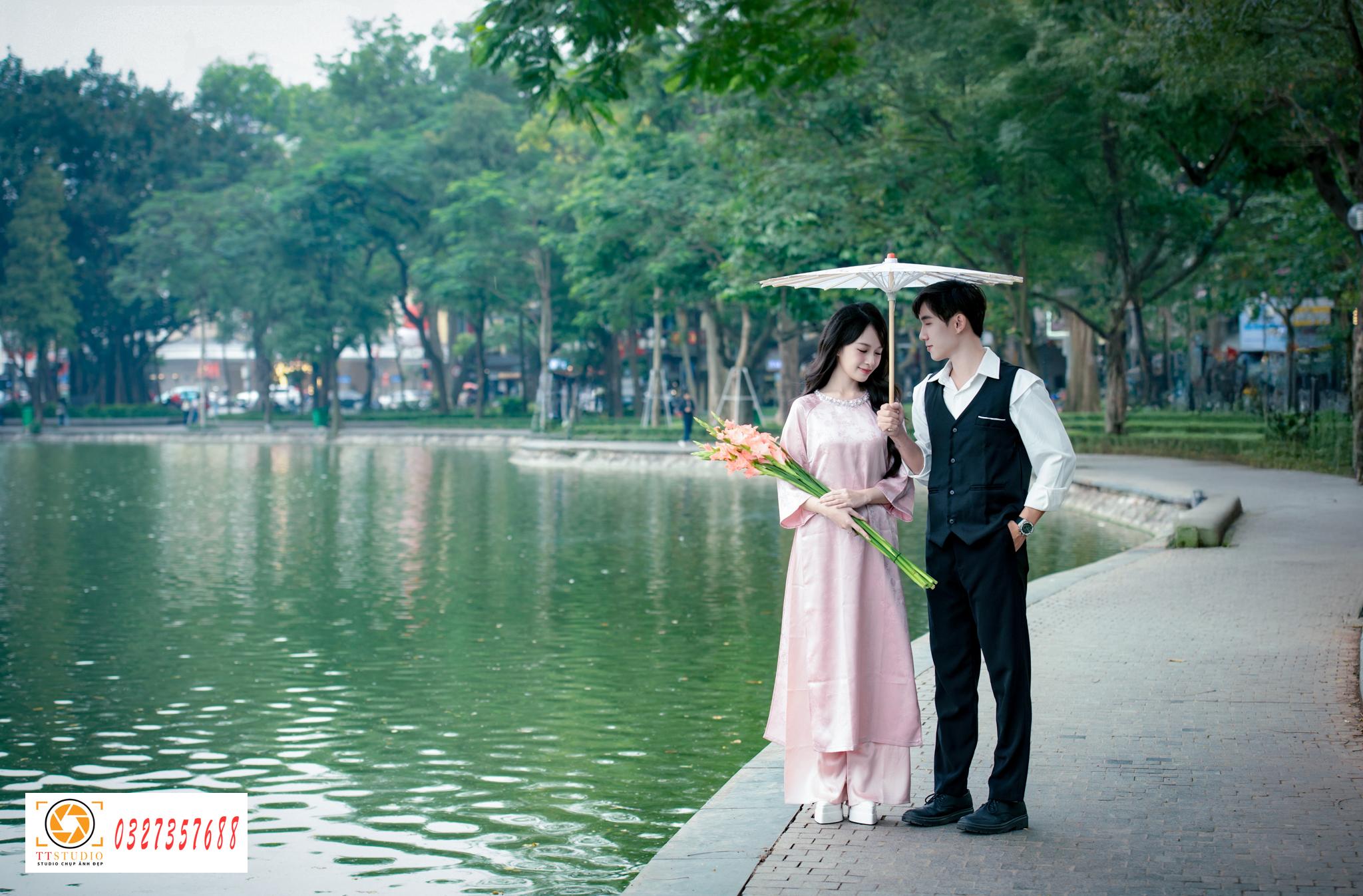Chụp ảnh đôi nam nữ ở hồ gươm