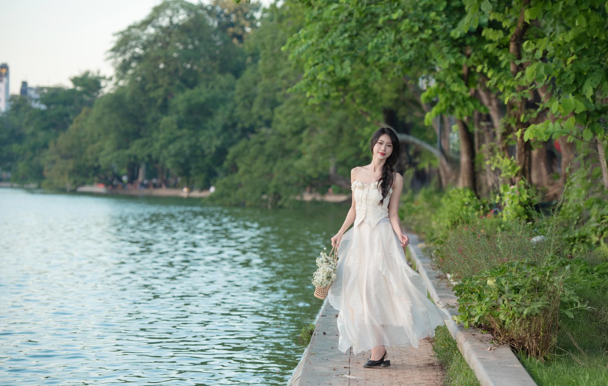 Cách tạo dáng chụp ảnh check in hồ gươm