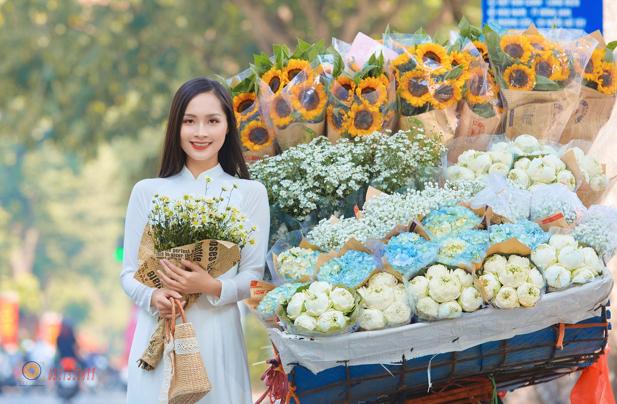 Hình ảnh xe hoa mùa thu Hà Nội