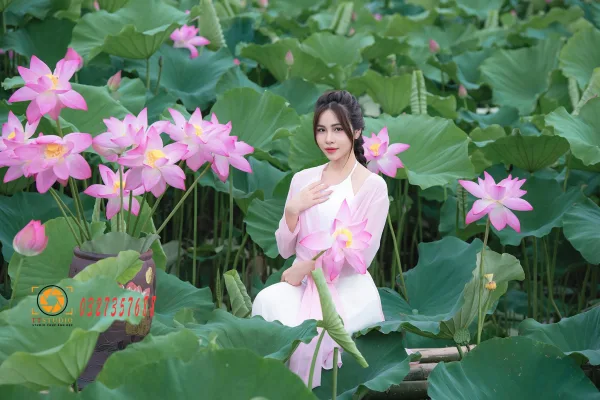Ảnh sen với áo dài tứ thân