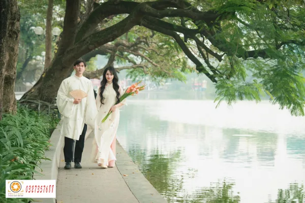 Ảnh tết couple hồ gươm