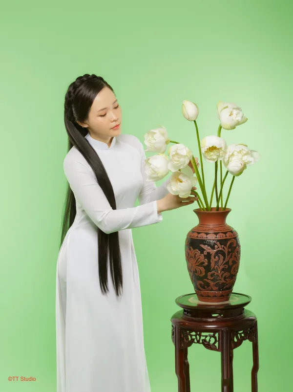 Ảnh Sen áo dài trong Studio