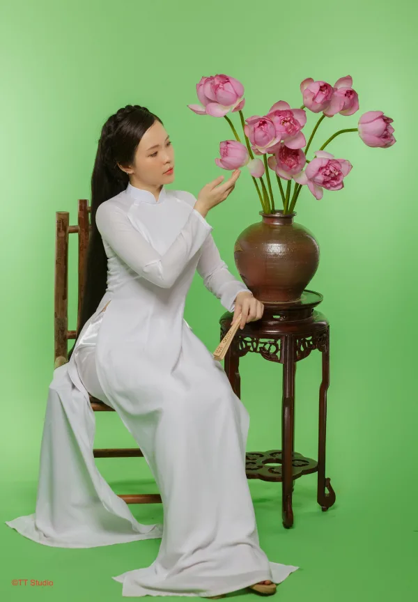 Ảnh Sen áo dài trong Studio