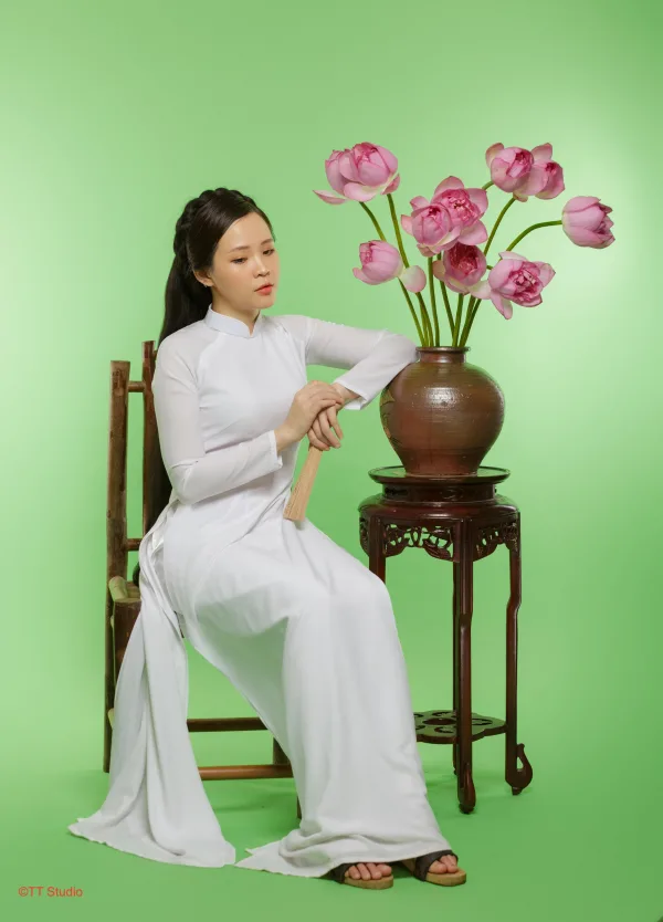 Ảnh Sen áo dài trong Studio