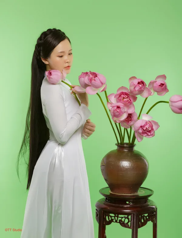 Ảnh Sen áo dài trong Studio