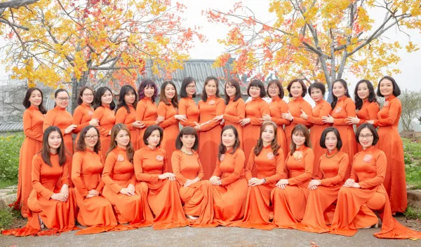 Tạo dáng chụp ảnh áo dài tập thể