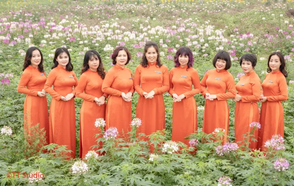 Tạo dáng chụp ảnh áo dài nhóm đẹp
