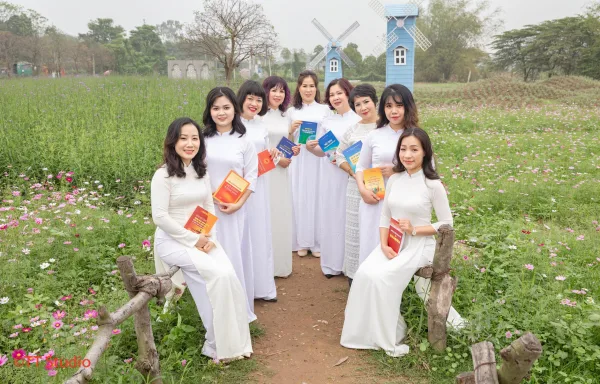 Tạo dáng ảnh tập thể áo dài màu trắng 