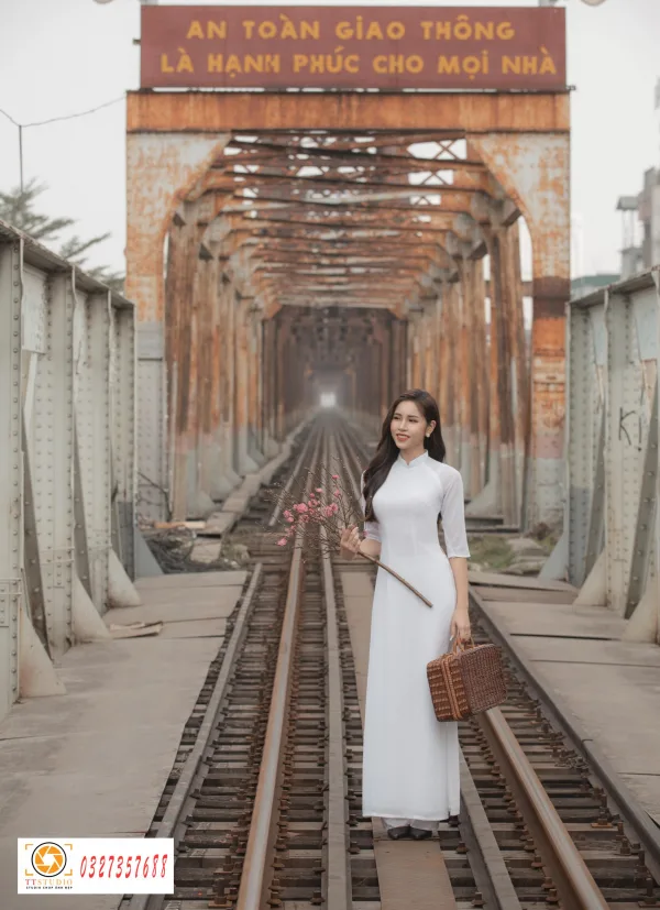 Chụp ảnh áo dài cầu long biên