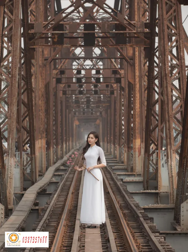 Chụp ảnh áo dài cầu long biên