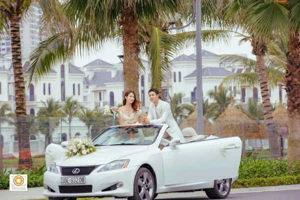 Ảnh cưới hiện đại với xe Mui Trần