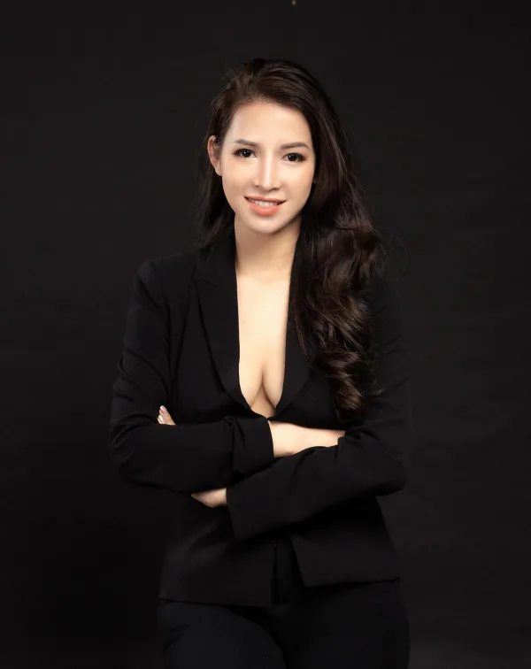 ảnh nữ doanh nhân mặc vest