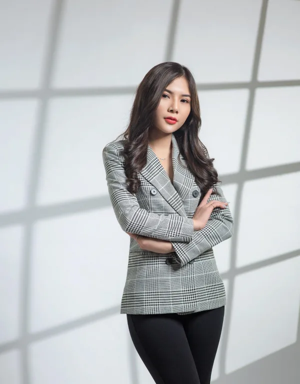 ảnh nữ doanh nhân mặc vest