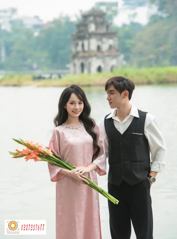 Chụp ảnh đôi nam nữ ở hồ gươm