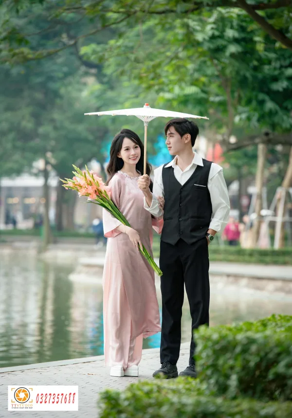 Chụp ảnh đôi nam nữ ở hồ gươm