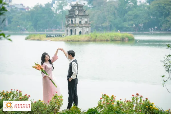 Chụp ảnh đôi nam nữ ở hồ gươm
