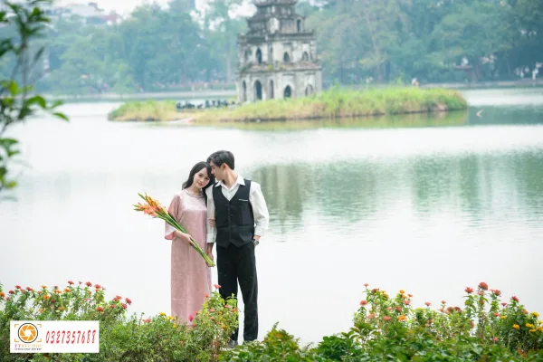 Chụp ảnh đôi nam nữ ở hồ gươm