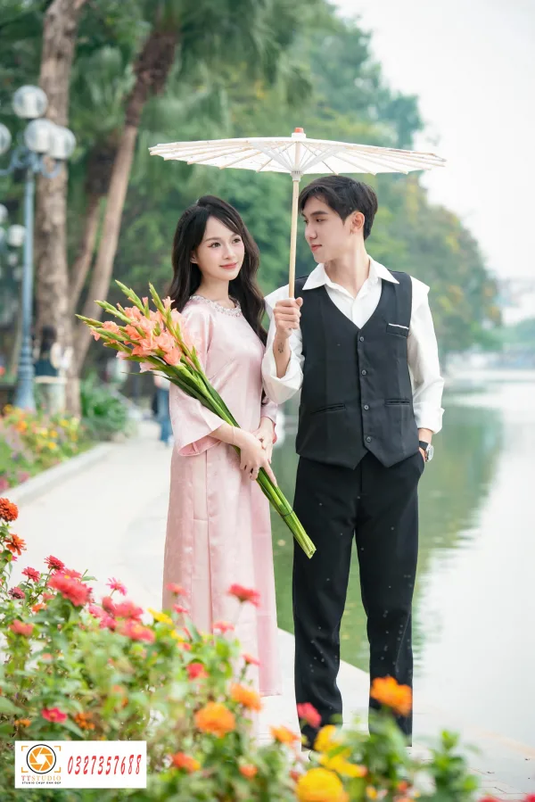Chụp ảnh đôi nam nữ ở hồ gươm