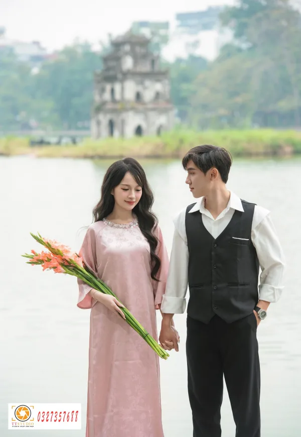 Chụp ảnh đôi nam nữ ở hồ gươm