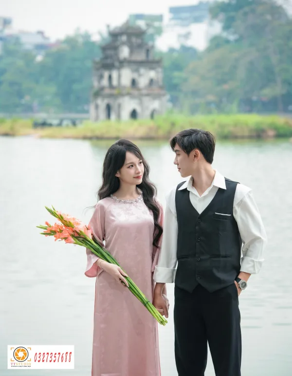 Chụp ảnh đôi nam nữ ở hồ gươm