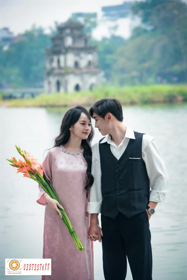 Chụp ảnh đôi nam nữ ở hồ gươm