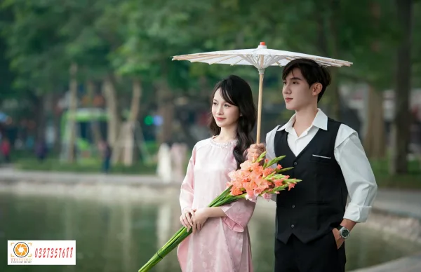 Chụp ảnh đôi nam nữ ở hồ gươm
