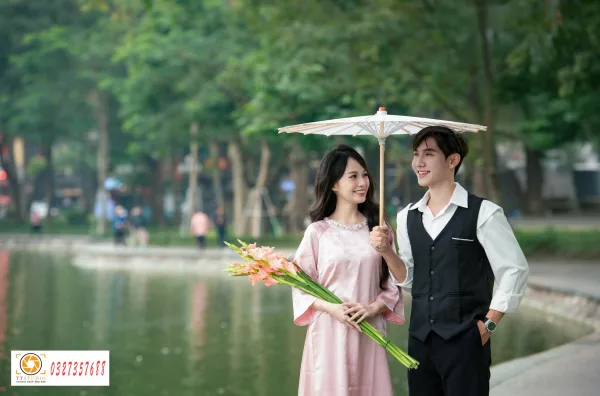 Chụp ảnh đôi nam nữ ở hồ gươm
