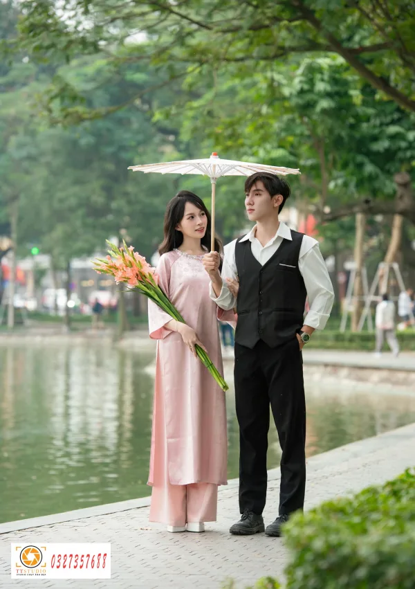 Chụp ảnh đôi nam nữ ở hồ gươm