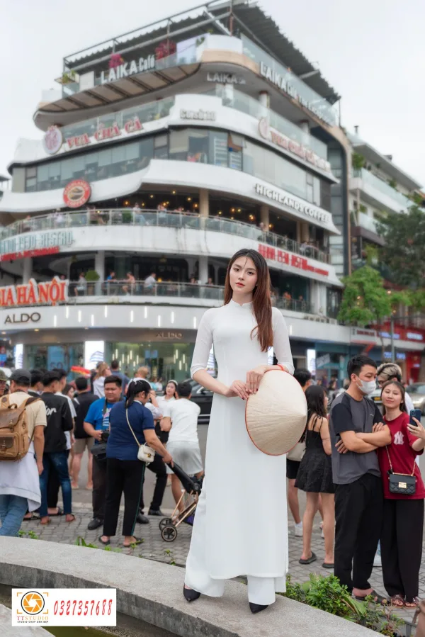 Chụp ảnh check in Hàng Cá Mập