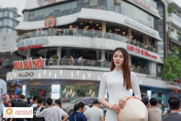 Chụp ảnh check in Hàng Cá Mập
