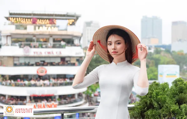 Chụp ảnh check in Hàng Cá Mập