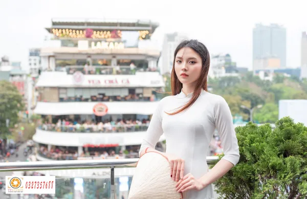 Chụp ảnh check in Hàng Cá Mập