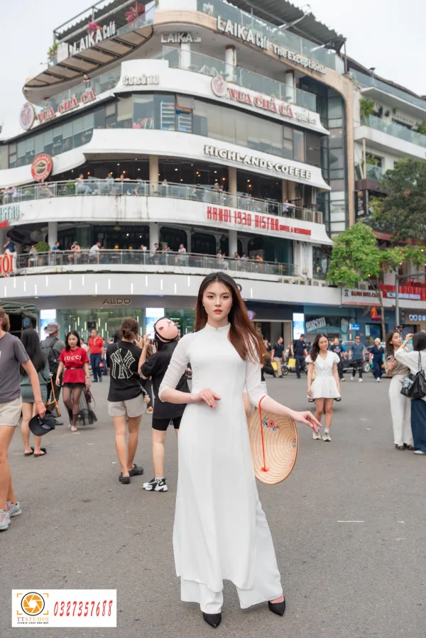 Chụp ảnh check in Hàng Cá Mập
