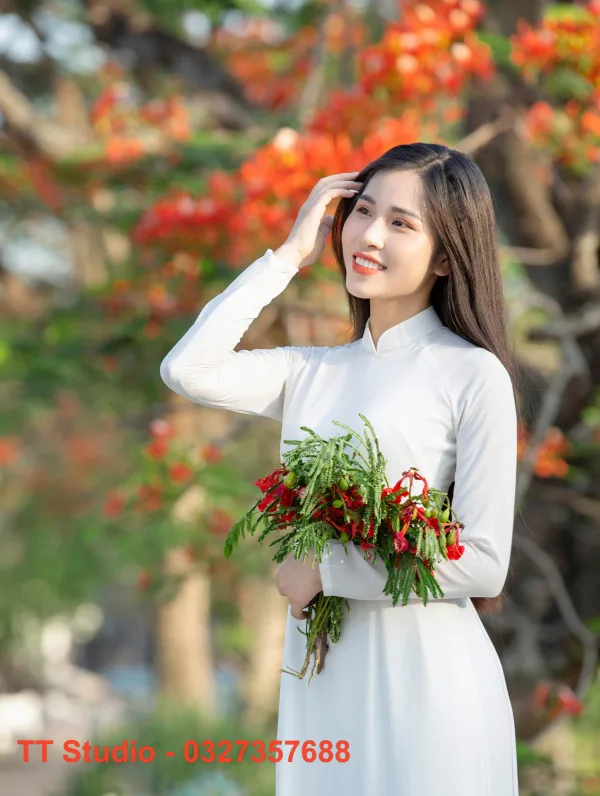 Ảnh áo dài với hoa phượng