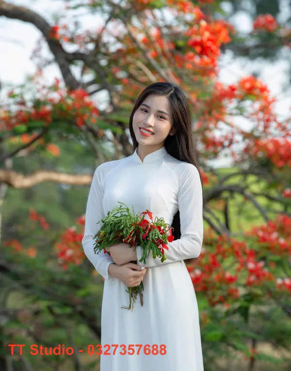 Ảnh áo dài với hoa phượng