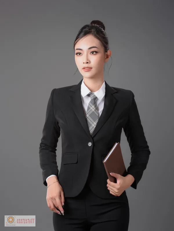 Ảnh nữ doanh nhân mặc vest đen đẹp