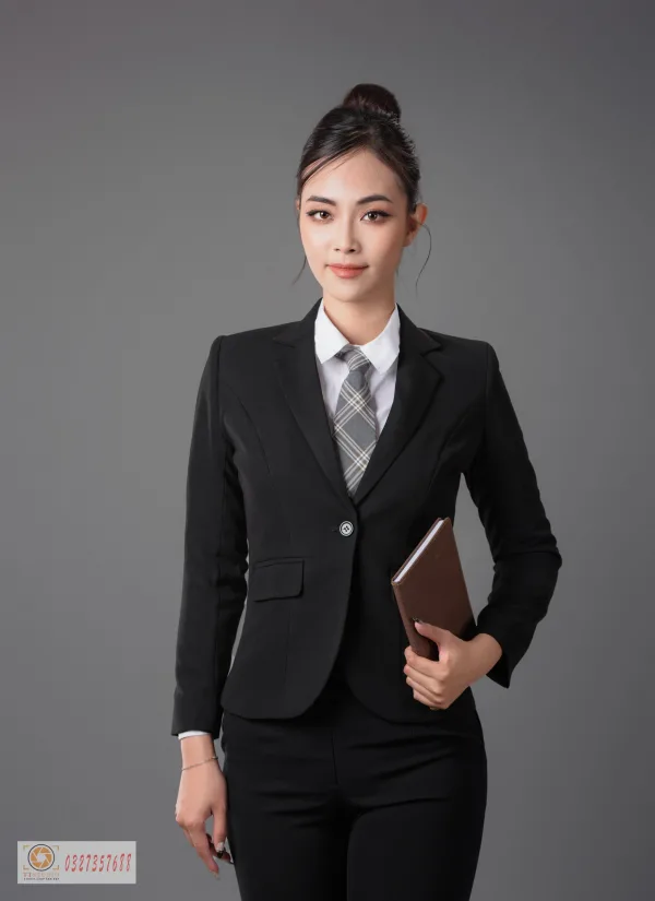 Ảnh nữ doanh nhân mặc vest đen đẹp