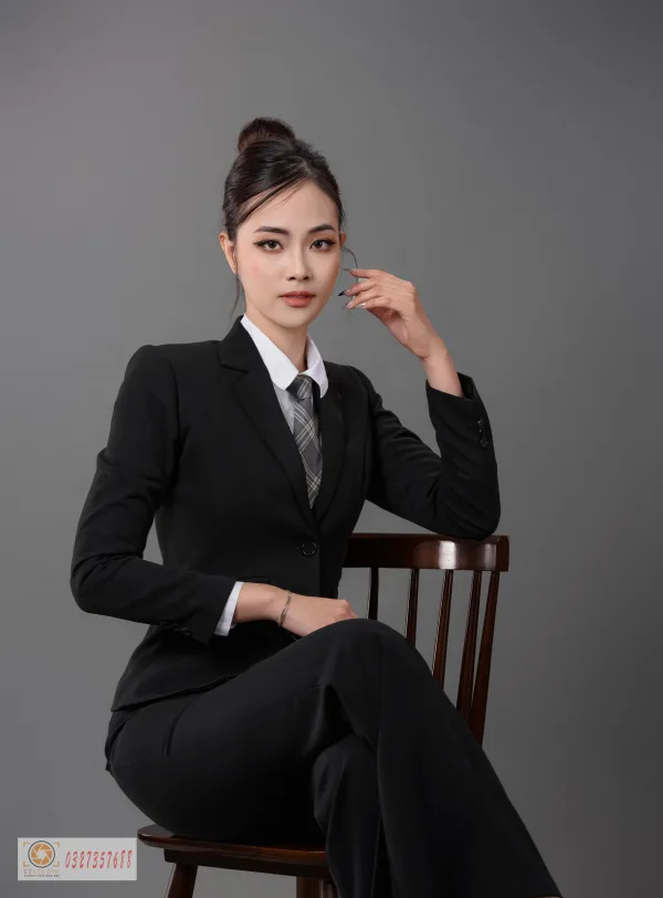 Ảnh nữ doanh nhân mặc vest đen đẹp