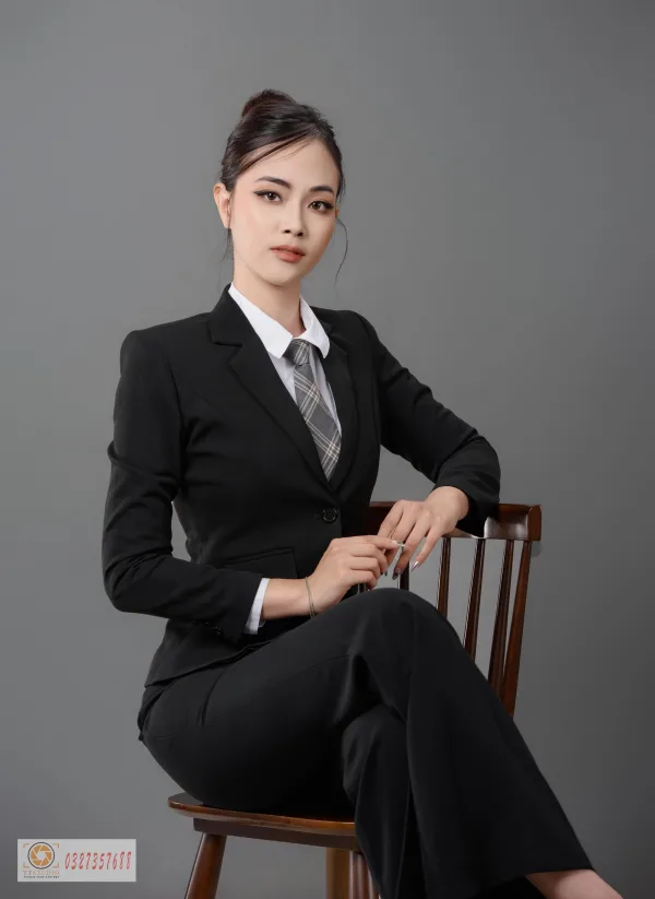 Ảnh nữ doanh nhân mặc vest đen đẹp